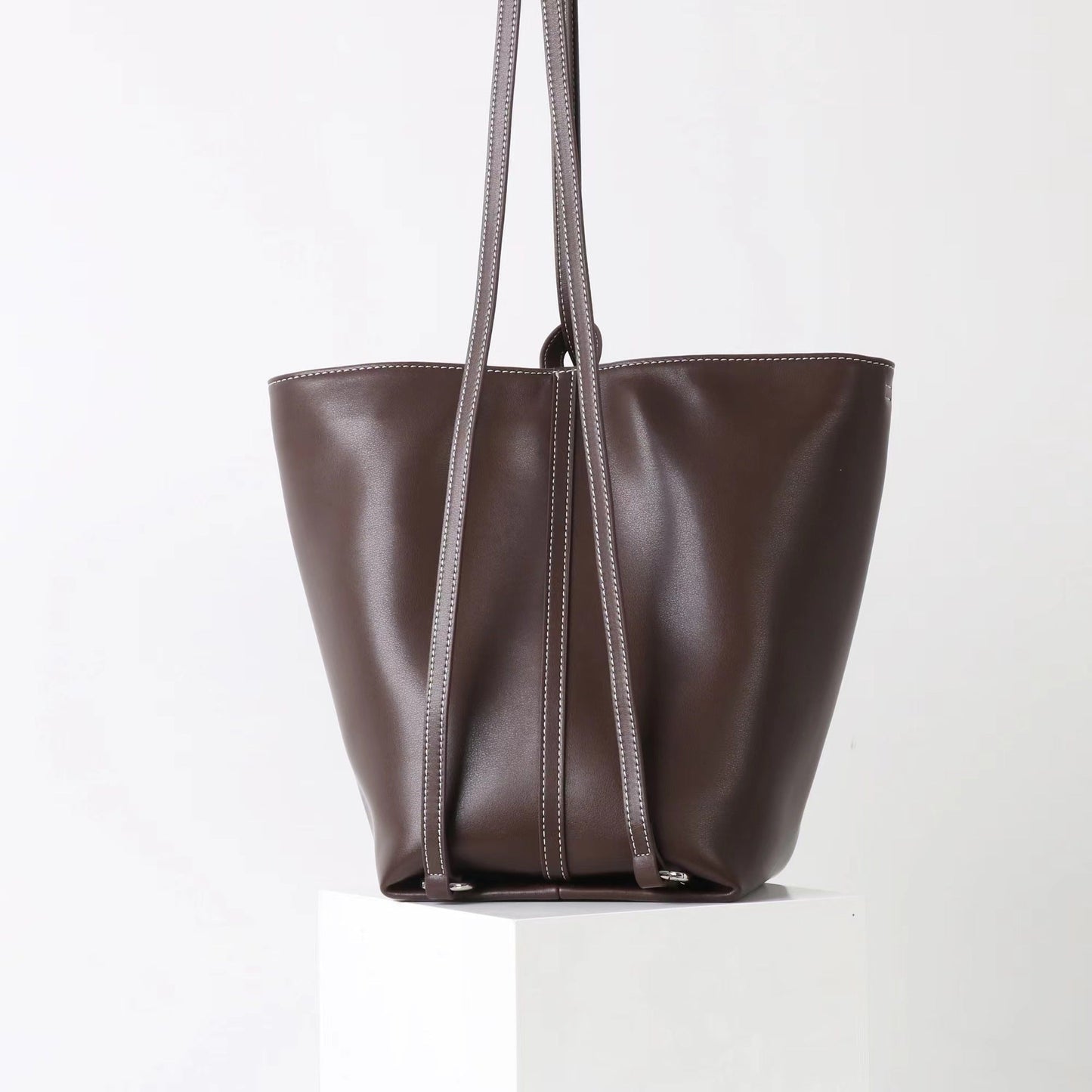 Elarova | Stilvolle Robuste Braune Geprägte Brusttasche