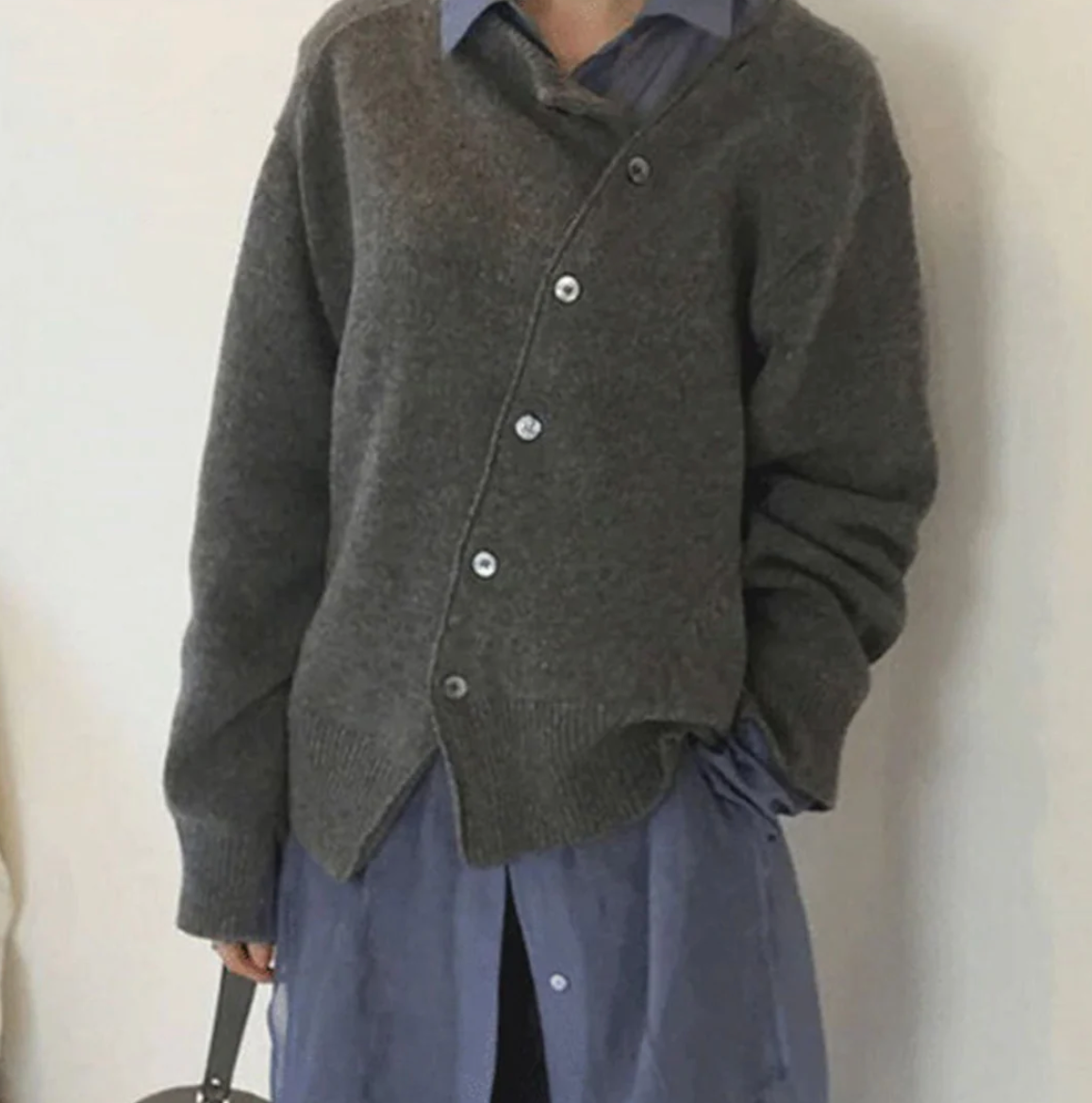 Elarova | Weiche Kaschmirstrickjacke mit diagonalem Knopfverschluss