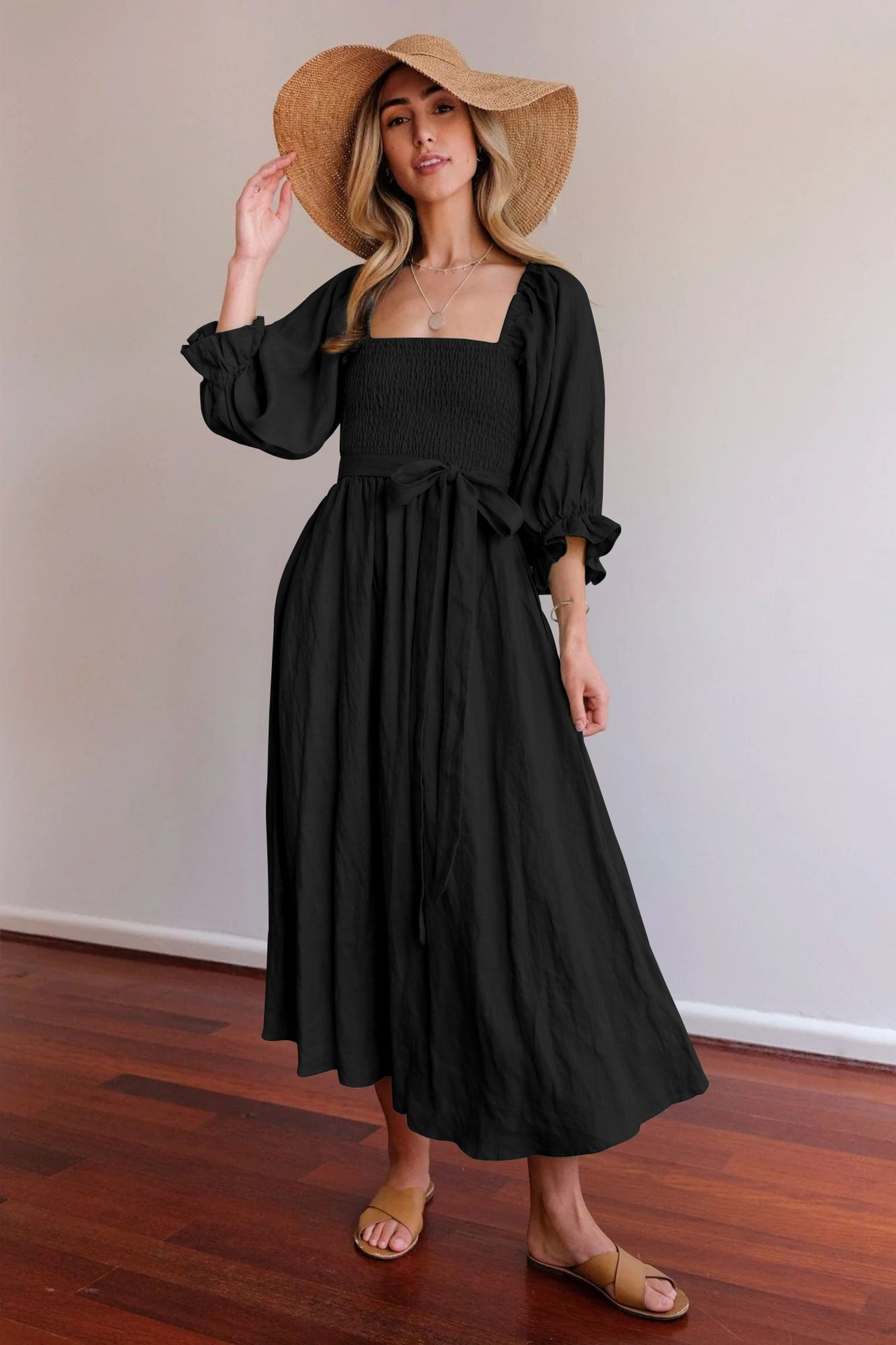 Elegantes Kleid von Elarova mit Bindegürtel