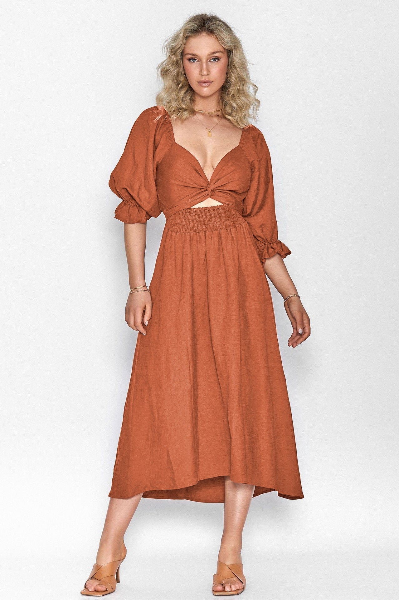 Elegantes Kleid von Elarova mit Bindegürtel