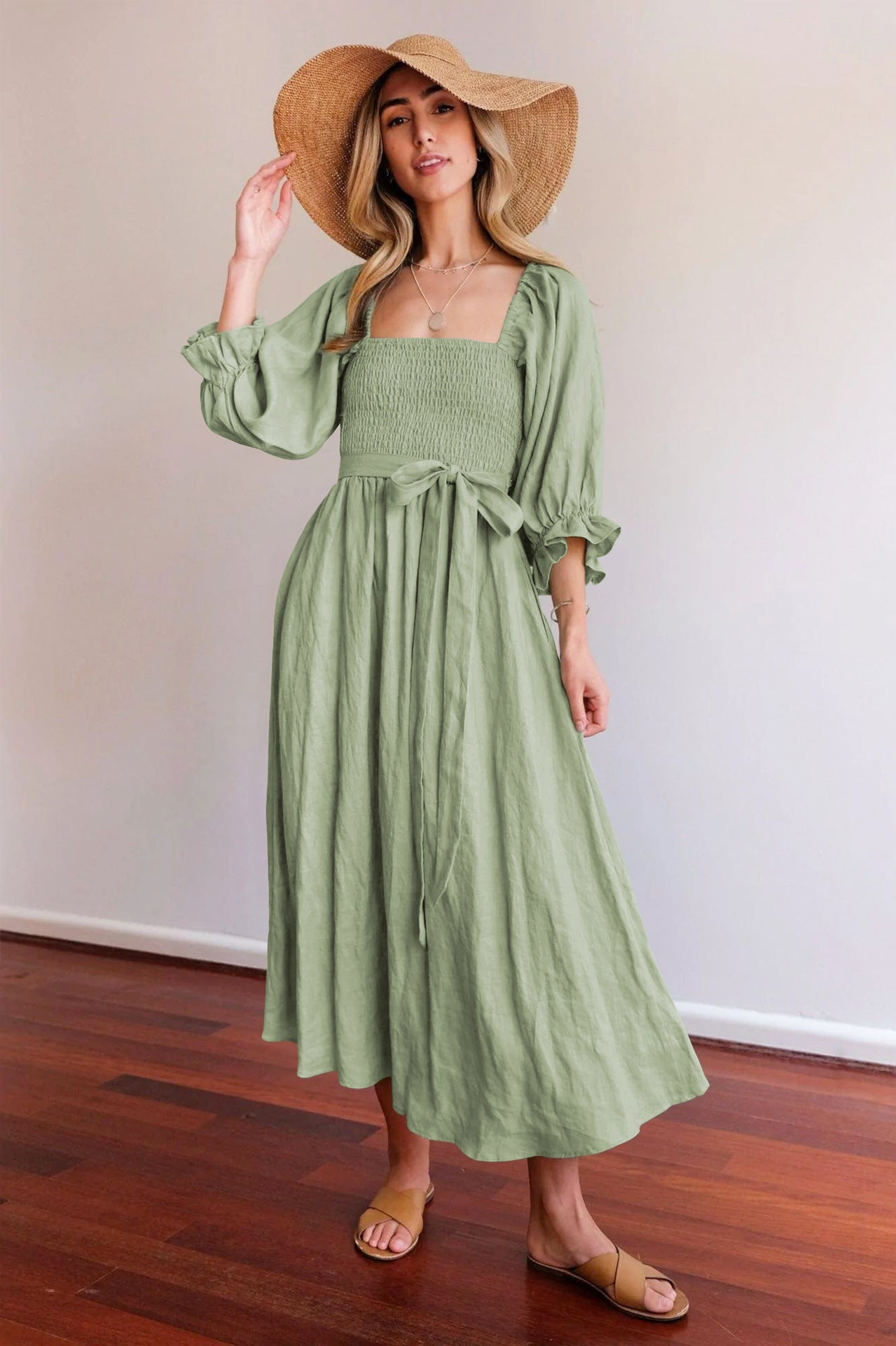 Elegantes Kleid von Elarova mit Bindegürtel