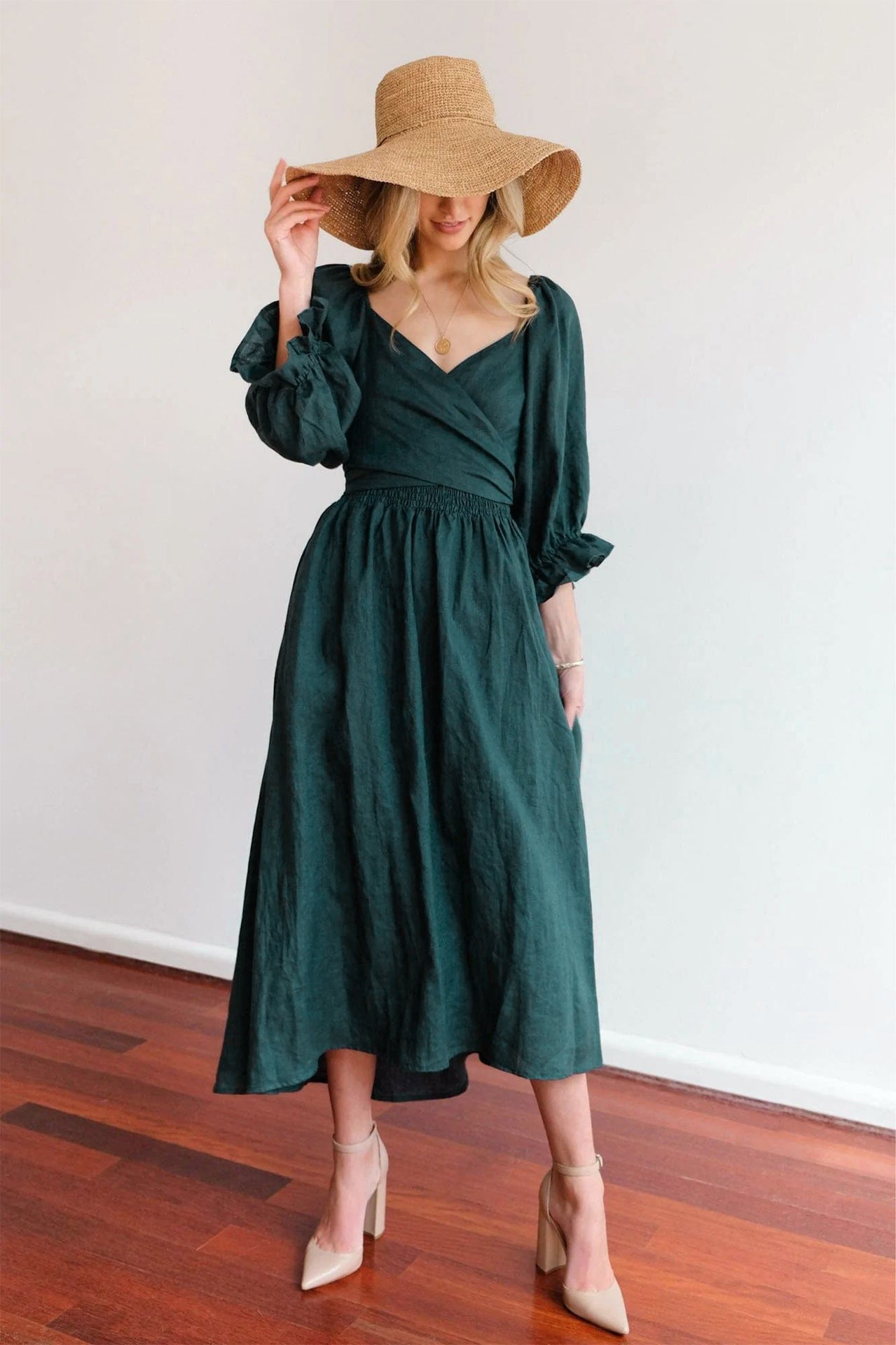 Elegantes Kleid von Elarova mit Bindegürtel