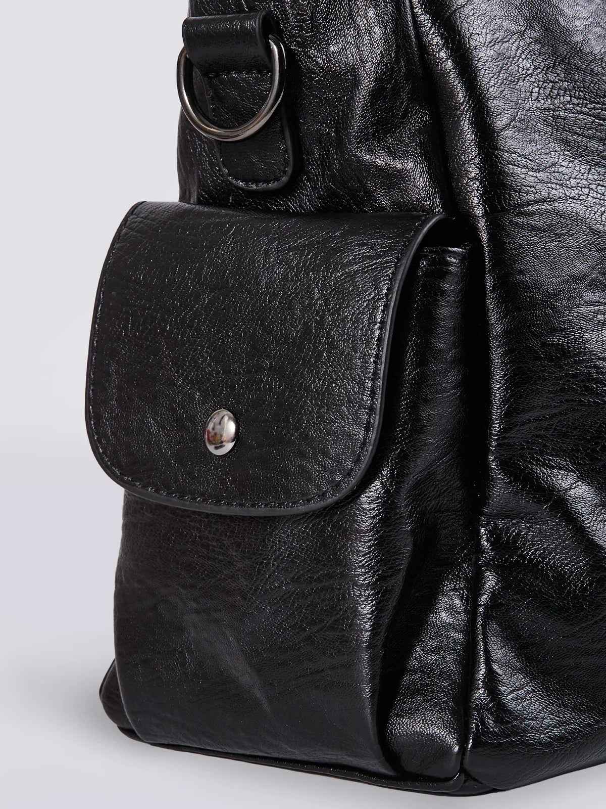 Vegane Lederschultertasche mit Metallakzenten und Fächeraufteilung