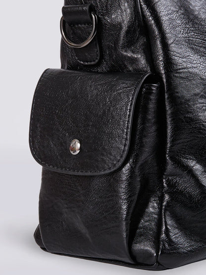 Vegane Lederschultertasche mit Metallakzenten und Fächeraufteilung