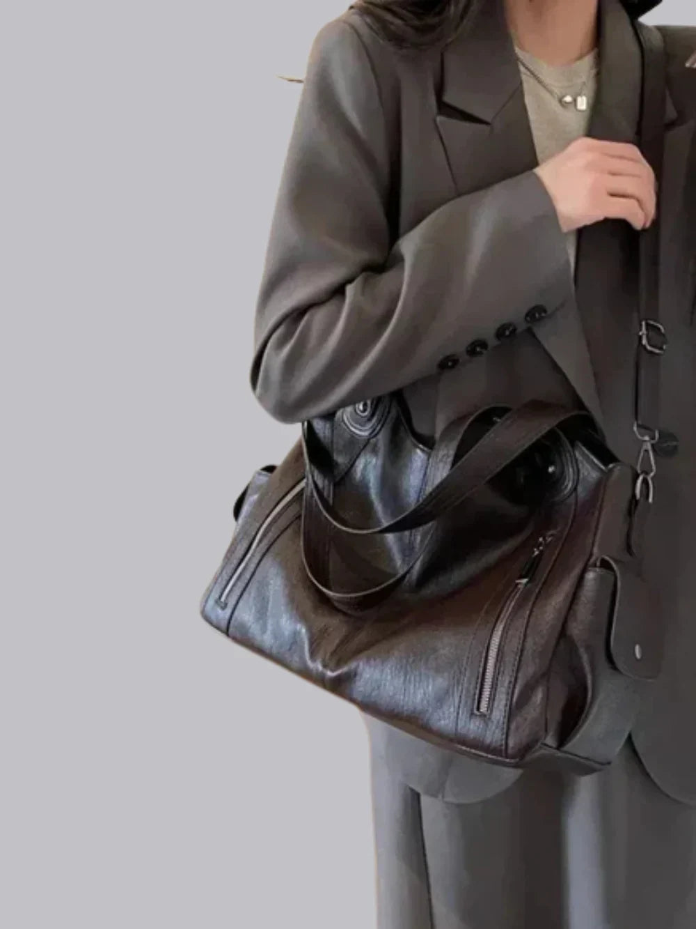 Vegane Lederschultertasche mit Metallakzenten und Fächeraufteilung