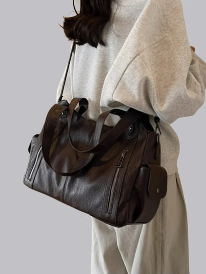 Vegane Lederschultertasche mit Metallakzenten und Fächeraufteilung