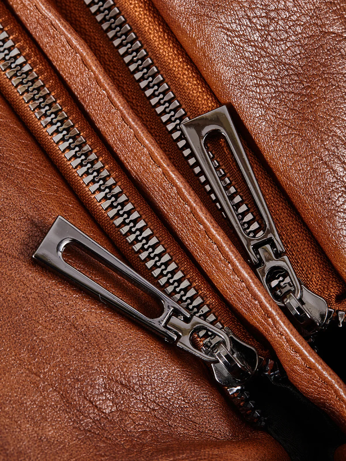 Vegane Lederschultertasche mit Metallakzenten und Fächeraufteilung