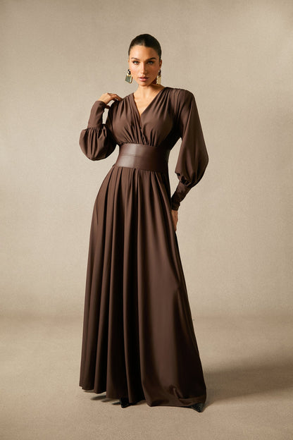 Modell in langem braunen Kleid mit Taillenband