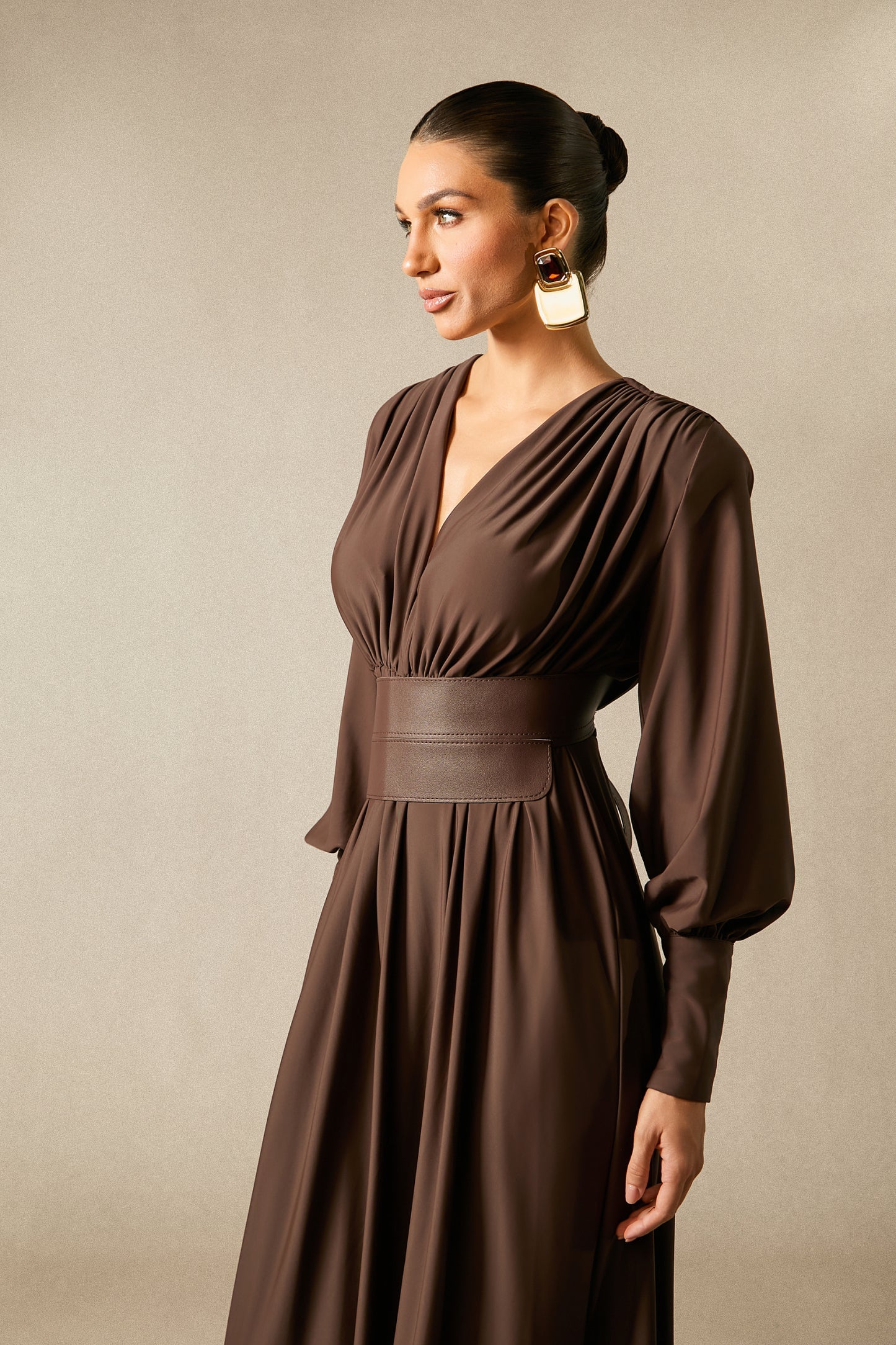 Braunes Abendkleid in voller Länge