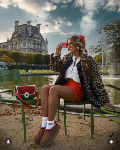 Oversized Leo-Coat im Sitzen, detailreiche Vorderseite

