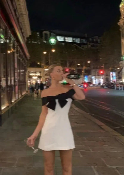 Weißes Damenminikleid mit er Schleife und V-Ausschnitt
