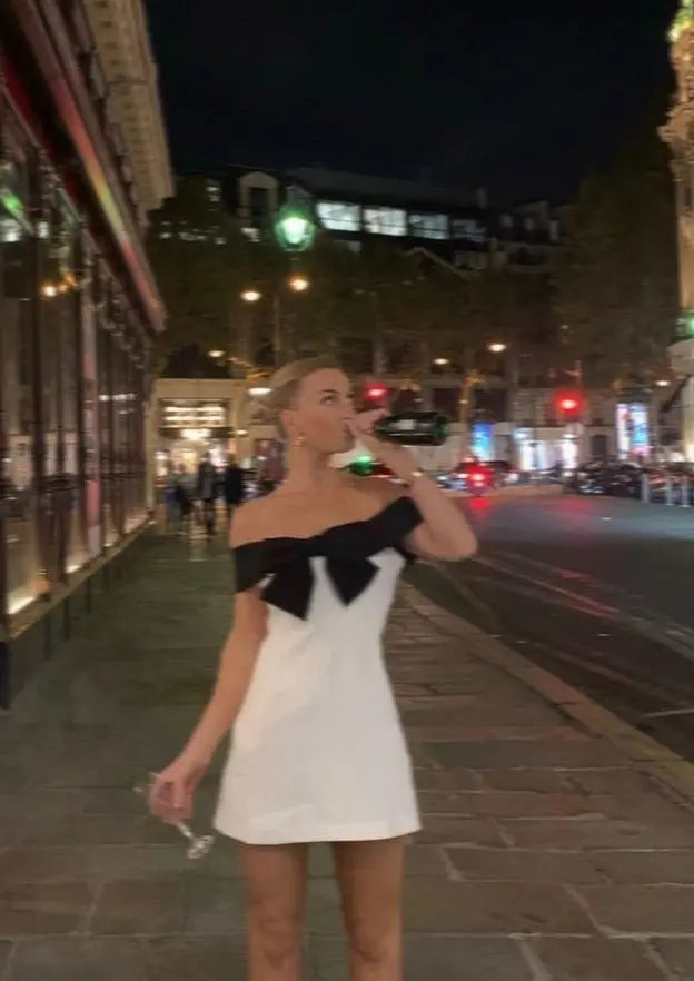 Weißes Damen Minikleid mit er Schleife und V-Ausschnitt