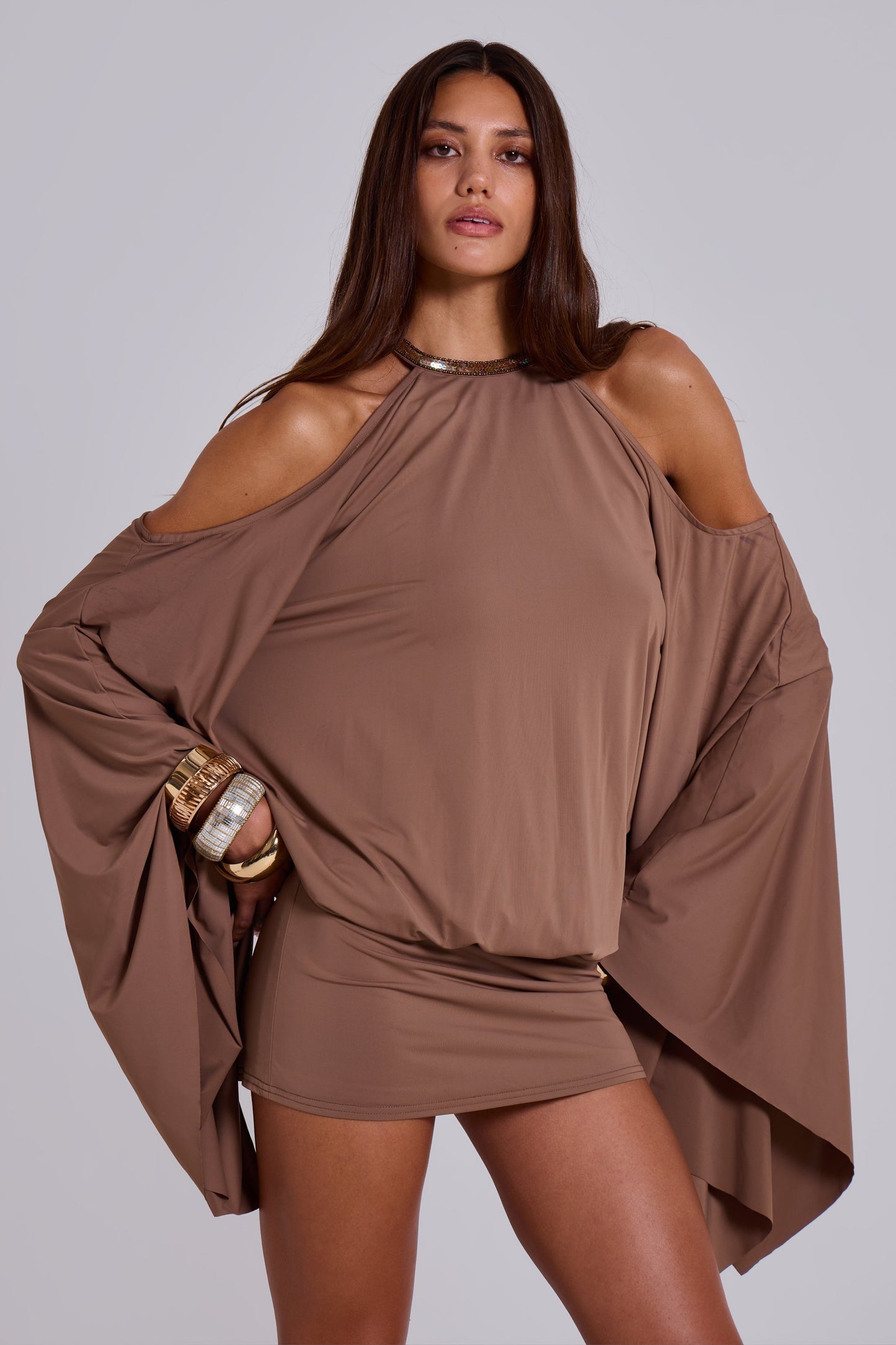 Damen Mini Kleid Offener Rücken Goldene Ketten Details