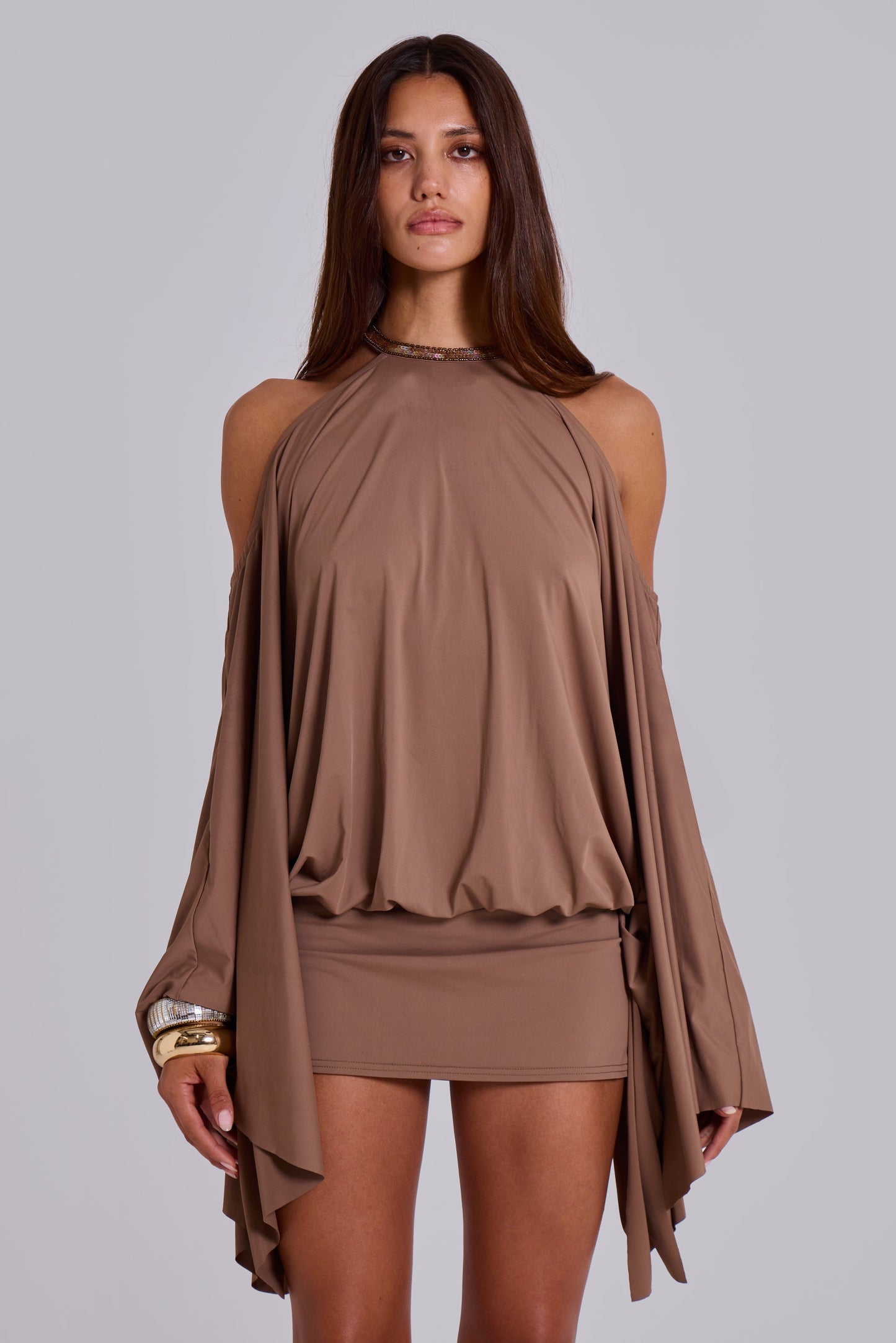 Damen Mini Kleid Offener Rücken Goldene Ketten Details