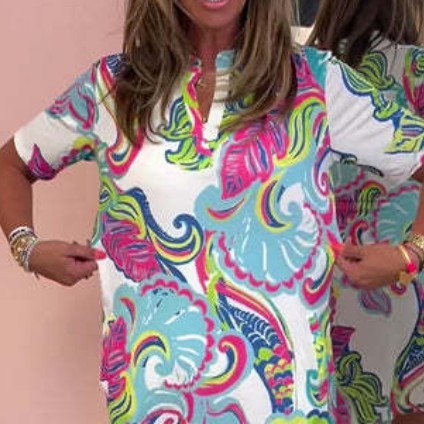 Kurzes bedrucktes Kleid von Elarova mit weitem Schnitt