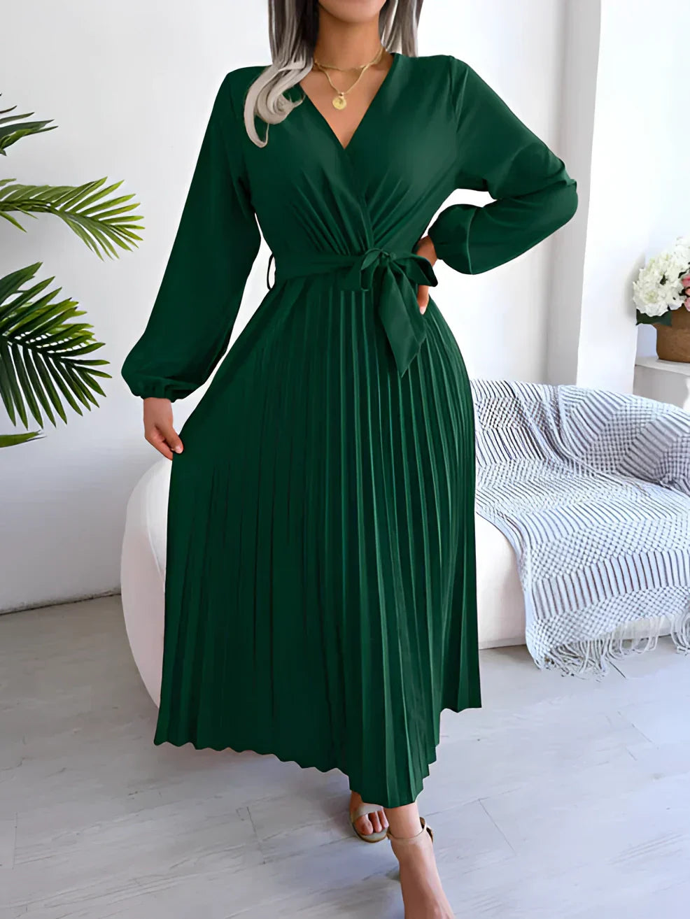 Langes Faltenkleid mit V-Ausschnitt, langen Ärmeln und Bindegürtel