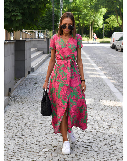 Leichtes Sommerkleid mit V-Ausschnitt im floralen Wickeldesign