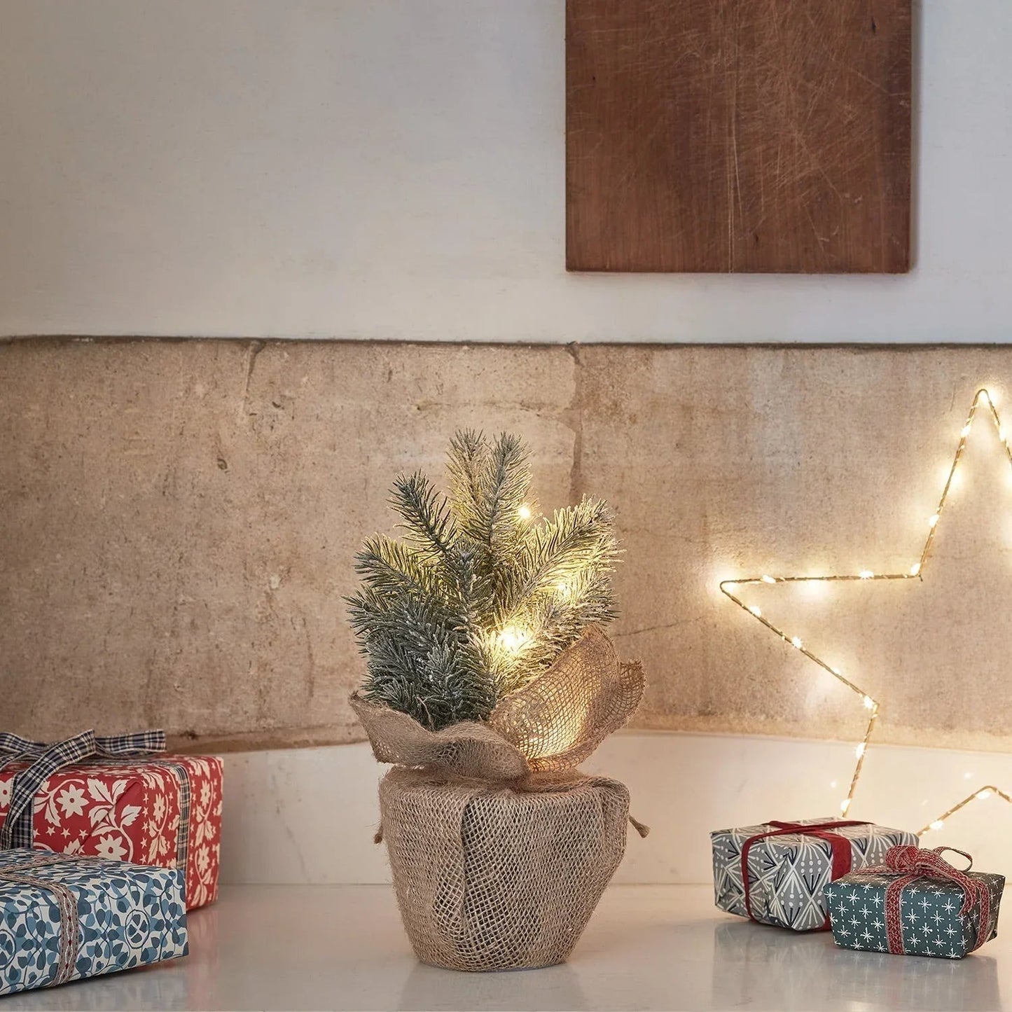 Kleiner Weihnachtsbaum Mit LED-Lichtern Für Tischdekoration