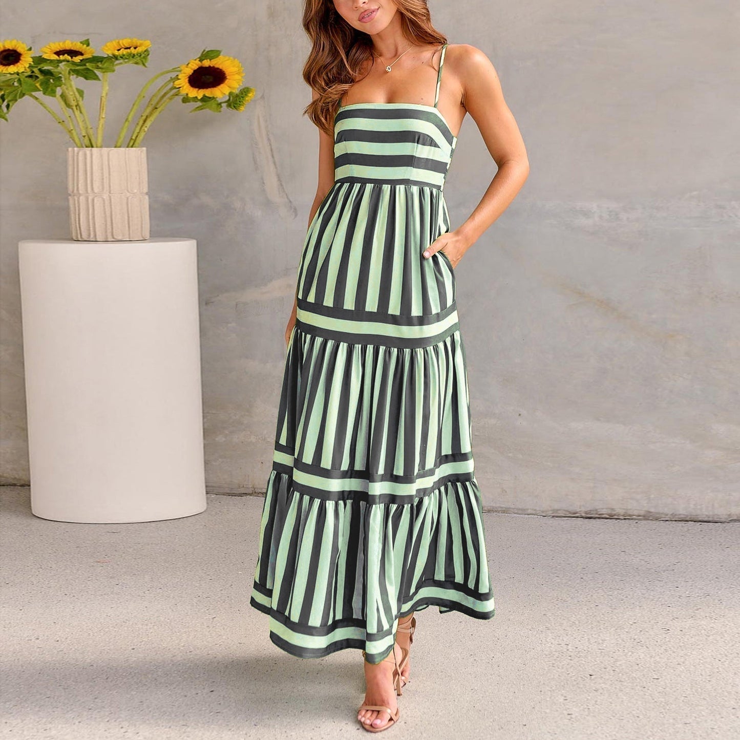 Modisches gestreiftes Maxikleid mit Taschen von Elarova: Quadratischer Ausschnitt, Rückenfrei, ideal für den Strandurlaub.