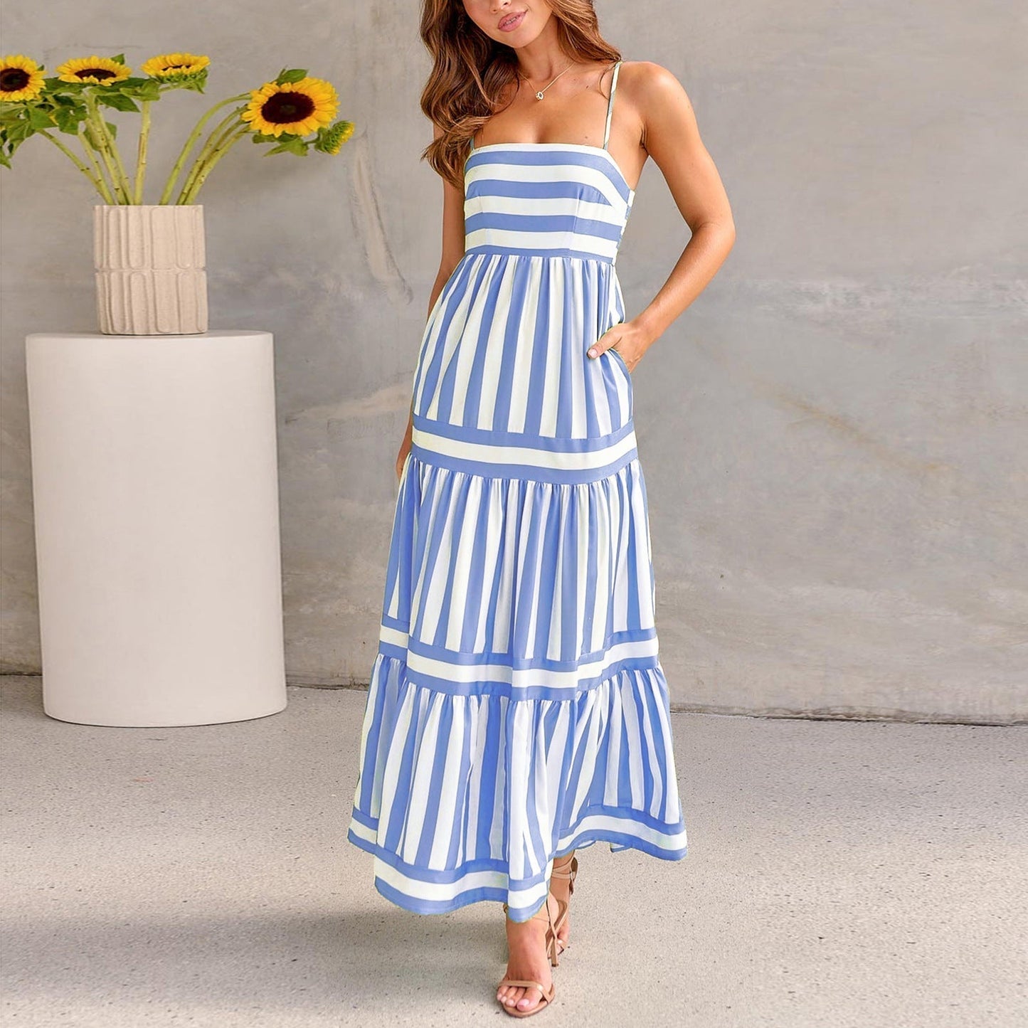 Modisches gestreiftes Maxikleid mit Taschen von Elarova: Quadratischer Ausschnitt, Rückenfrei, ideal für den Strandurlaub.