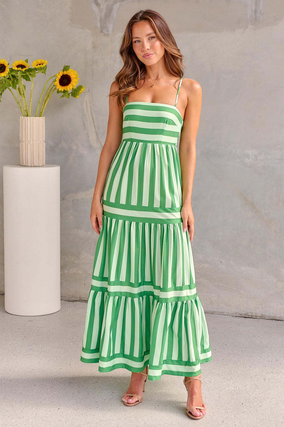 Modisches gestreiftes Maxikleid mit Taschen von Elarova: Quadratischer Ausschnitt, Rückenfrei, ideal für den Strandurlaub.