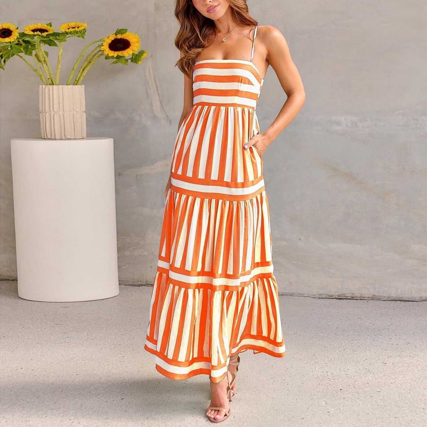Modisches gestreiftes Maxikleid mit Taschen von Elarova: Quadratischer Ausschnitt, Rückenfrei, ideal für den Strandurlaub.