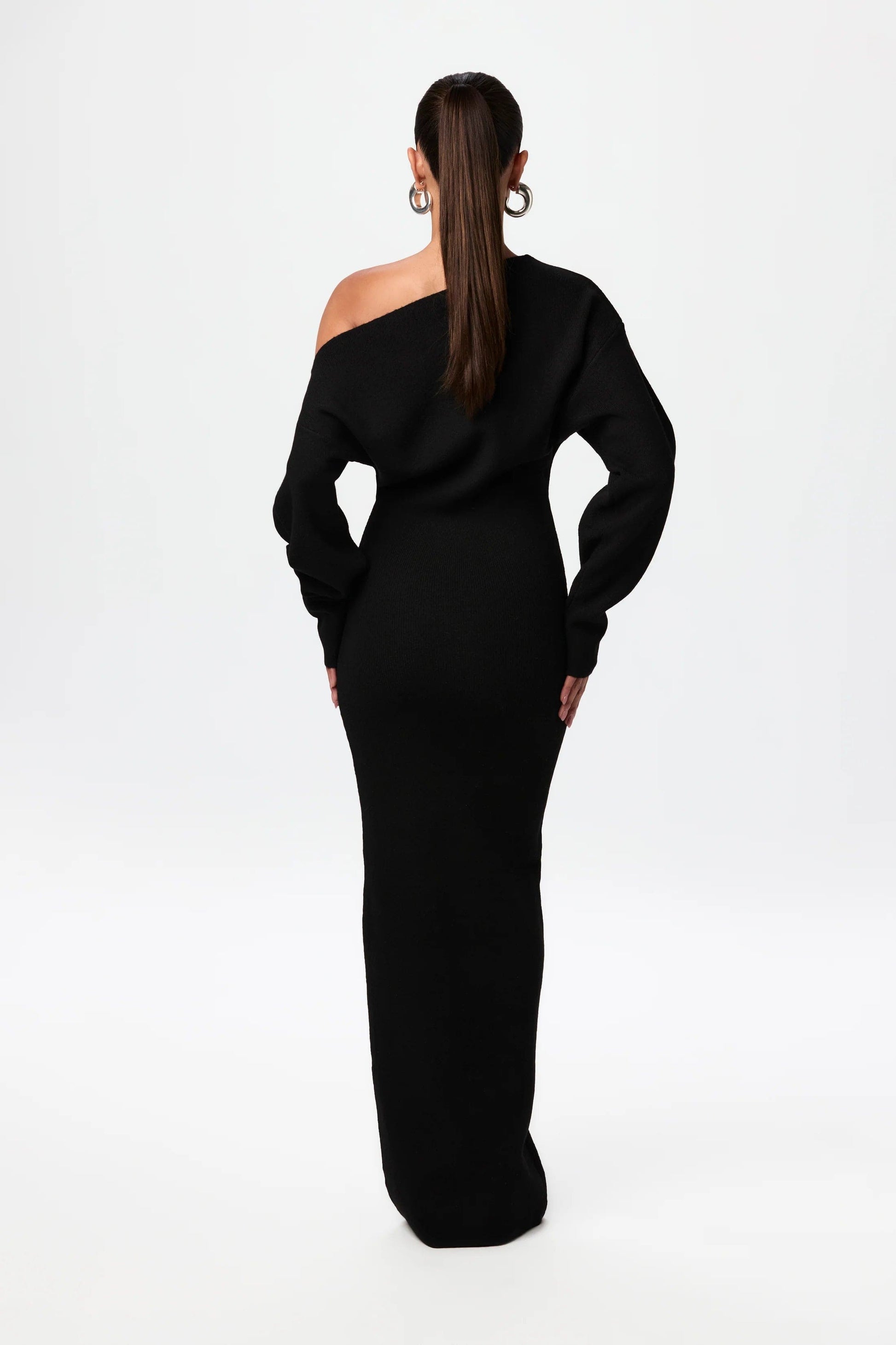 Detailansicht schulterfreier Ausschnitt der Serenya Knit Dress in Schwarz
