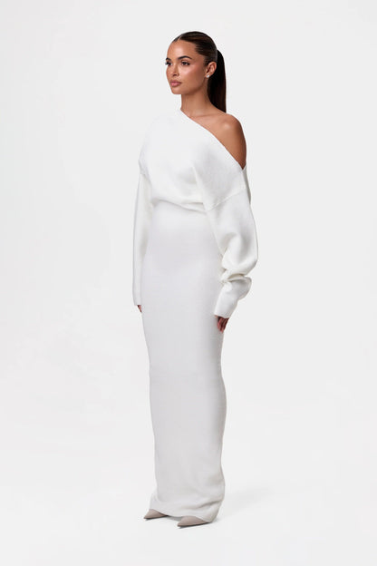 Serenya Knit Dress in Hellgrau, seitliche Ansicht der figurbetonten Passform
