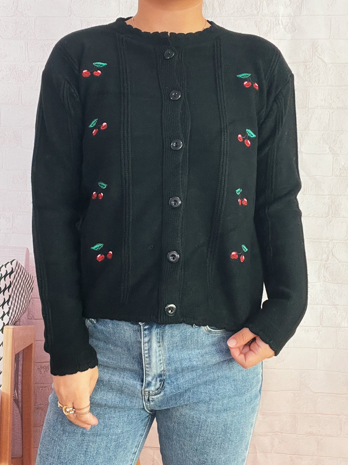 Damen Strickjacke Kirschenmotiv Rüschenkragen Norvielle