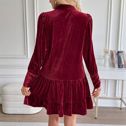 Damen Samtkleid mit Schleifenkragen und Rüschendetails