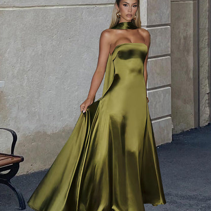Damen Maxikleid Bandeau mit Halsschmuck aus Satin