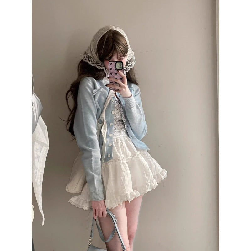Damen Strickjacke Blumenapplikation Rüschensaum