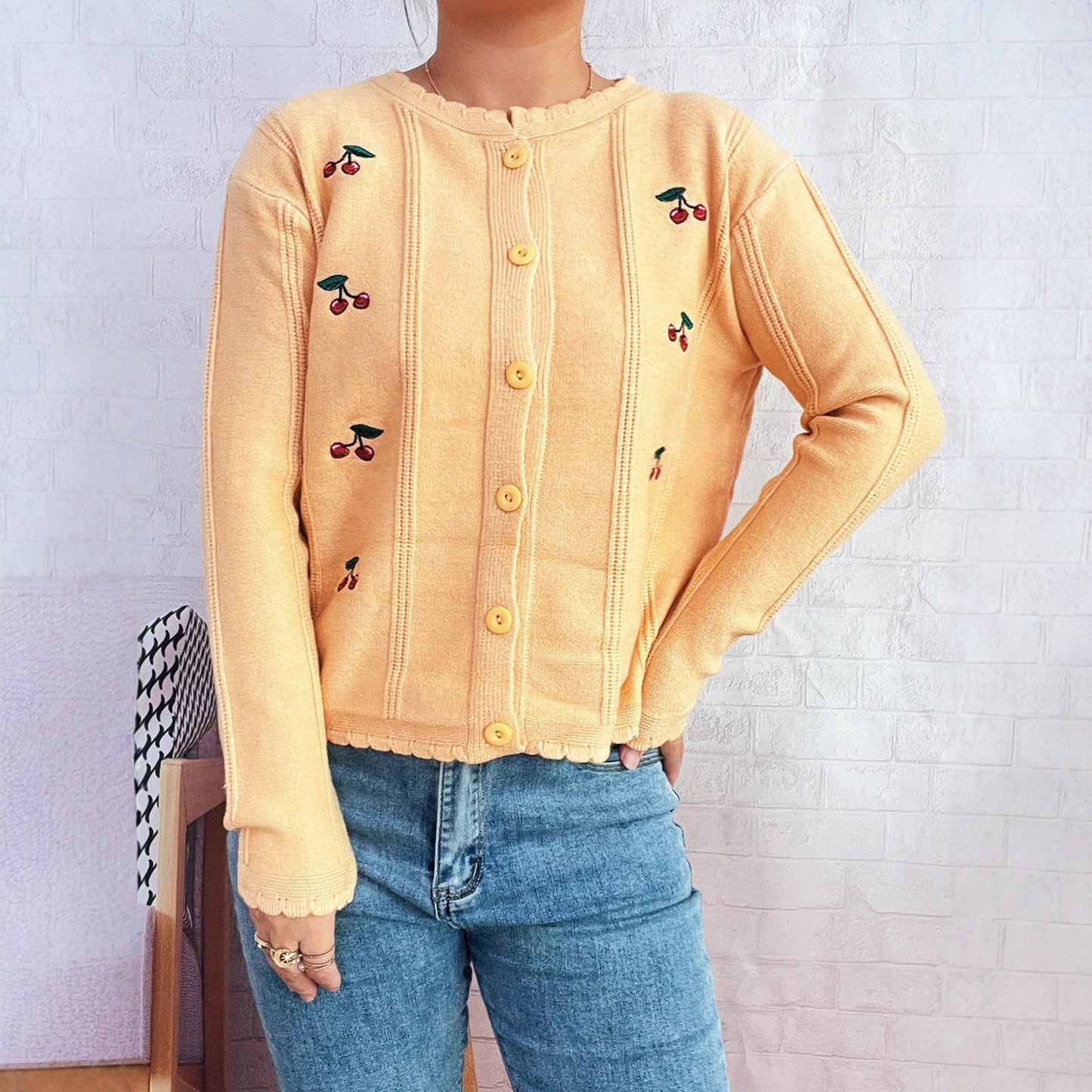 Damen Strickjacke Kirschenmotiv Rüschenkragen Norvielle