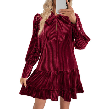 Damen Samtkleid mit Schleifenkragen und Rüschendetails