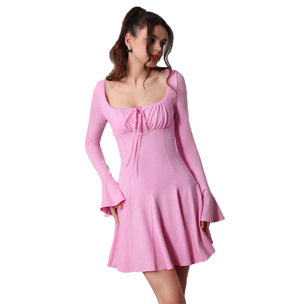 Damenkleid mit tiefem Ausschnitt und Volantärmeln
