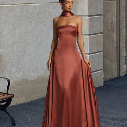 Damen Maxikleid Bandeau mit Halsschmuck aus Satin