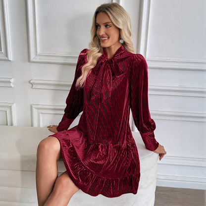 Damen Samtkleid mit Schleifenkragen und Rüschendetails
