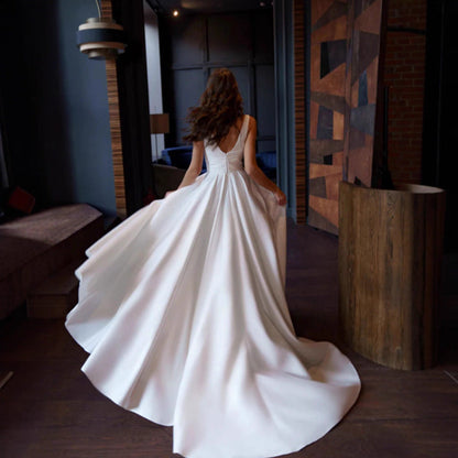 Damen Hochzeitskleid mit V-Ausschnitt und Seitenschlitz Norvielle