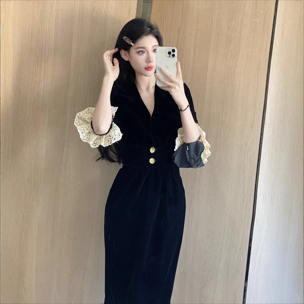 Damenkleid mit Spitzenärmeln und Knöpfen Norvielle