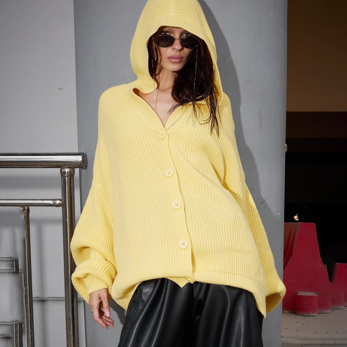 Damen Oversized Strickjacke mit Kapuze und Knöpfen