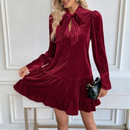 Damen Samtkleid mit Schleifenkragen und Rüschendetails