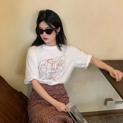 Damen T-Shirt mit Linienkunst-Motiv und lässiger Passform