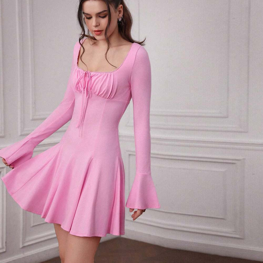 Damenkleid mit tiefem Ausschnitt und Volantärmeln