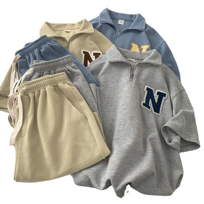 Damen Sport-Outfit mit Kragen und Jogginghosen