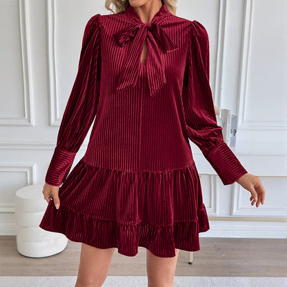 Damen Samtkleid mit Schleifenkragen und Rüschendetails - Norvielle