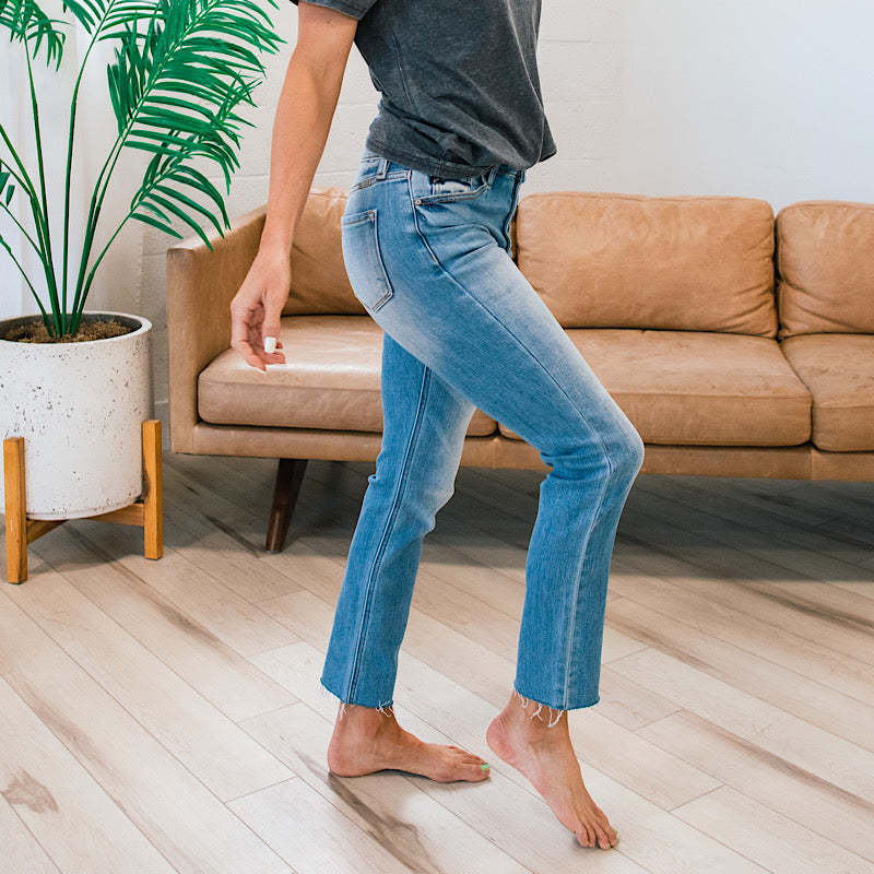 Damen High-Waist Jeans Knöpfbarer Einsatz Französer Saum Norvielle