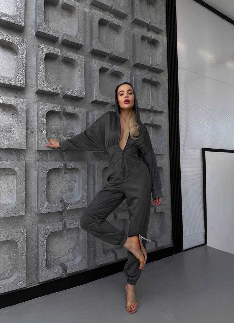 Damen Jumpsuit mit tiefem Ausschnitt und Kapuze