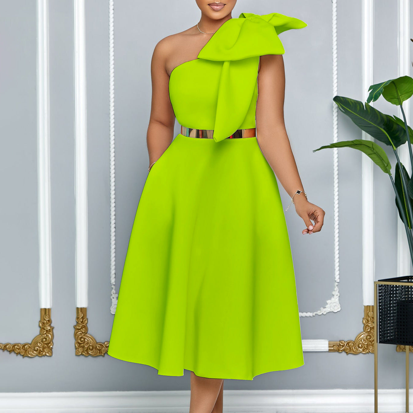 Damen Schulterfreies Kleid mit Halstuch und Goldakzent
