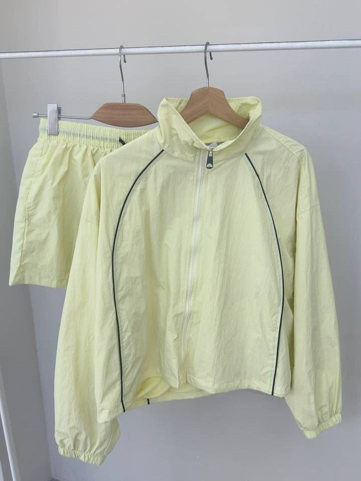 Damen Sportliches Outdoor-Set mit Jacke und Shorts Höher Kragen