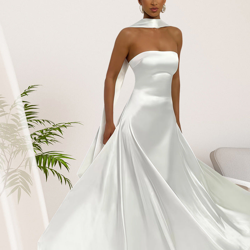 Damen Maxikleid Bandeau mit Halsschmuck aus Satin